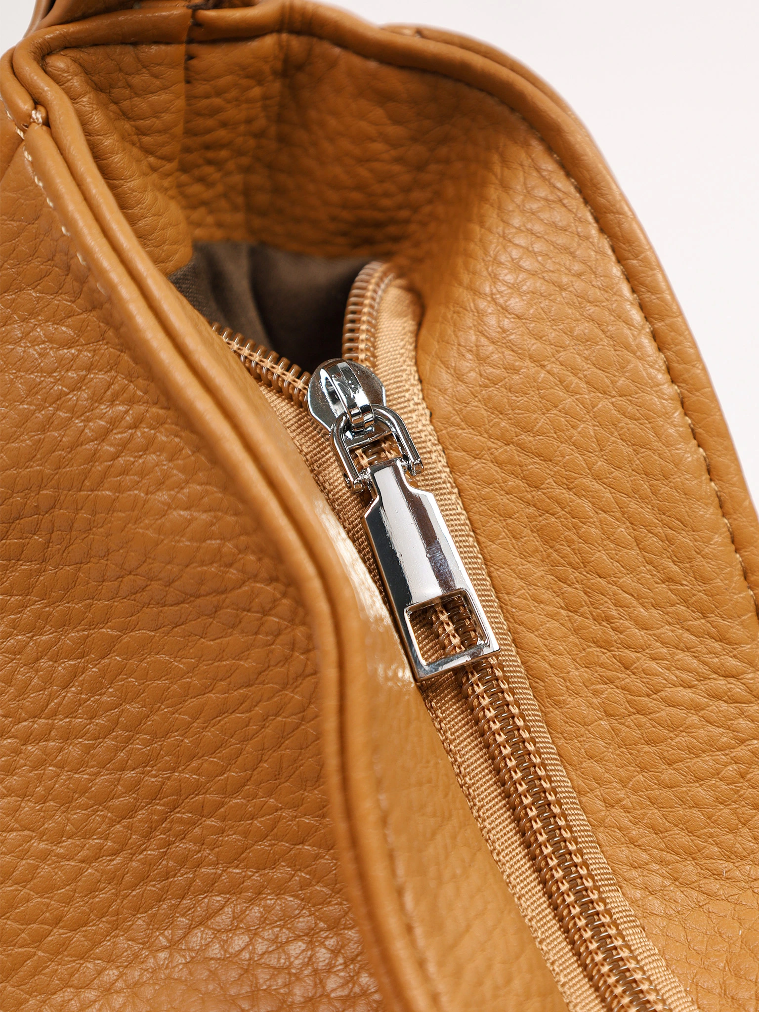 Сумка-шоппер  с боковыми карманами и декоративными пуллерами в ассортименте